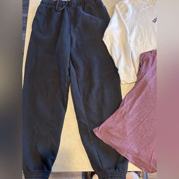 Aritzia Clothing Lot - Size S - Sweatpants, Sweater and T-Shirt - Picture 7 of 9